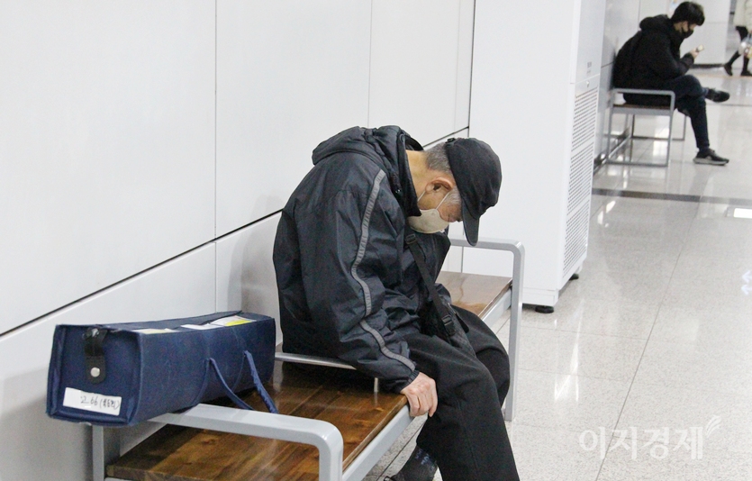 80대로 보이는 배달 노인이 깊은 잠에 빠졌다. 고등학교 동문 깃발을 배달하면서다. 이 노인은 지하철이 도착해도 깊은 잠을 지속했다. 사진=정윤서 기자