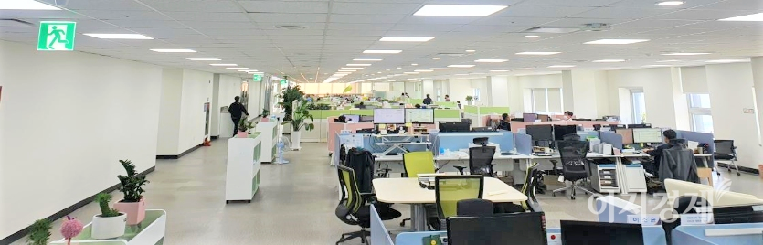 칸막이가 없어 협력과 소통을 이끄는 개방형 사무실. 사진=국민연금공단