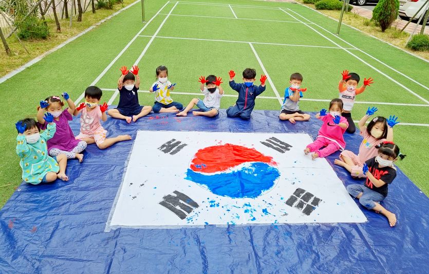 부영 사랑으로 어린이집이 올해 각 분야에서 77개의 상을 받았다. 경주외동 2단지 부영 사랑으로 어린이집 원아들이 태극기 그리기를 하고 있다. 사진=부영그룹