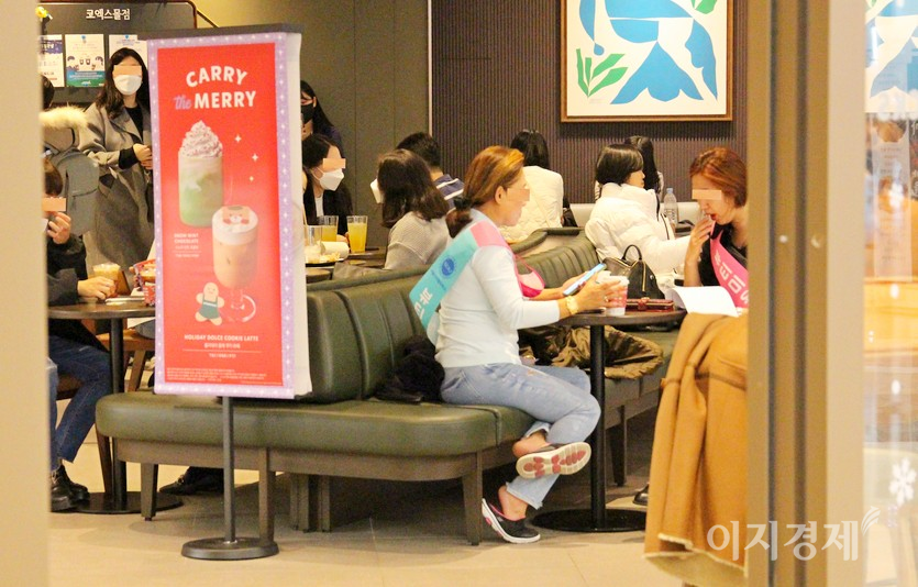 고객들이 마스크를 벗고 취식한서 대화하고 있다. 음료 등을 다 먹은 후에도 마스크 착용은 없다. 거리두기도 없다. 전자 명부 등록도 자율이다. 지난해 이 매장의 경우 직원이 출입문에서 일일이 고객의 전자명부 등록을 확인하고, 탁자간 거리두기도 적용했다. 사진=김진이 기자