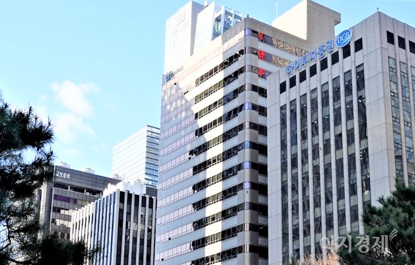 14일 코스피 지수가 외국인과 기관의 동반 매도로 3000선 유지에 실패했다. 서울 여의도 증권가 전경. 사진=신광렬 기자