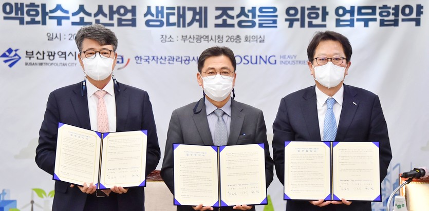 (왼쪽부터)현철 효성중공업 전무, 김윤일 부산시 경제부시장, 신흥식 캠코 사장(직무대행) 등이 업무협약 체결 후 기념 사진을 찍고 있다. 사진=효성중공업