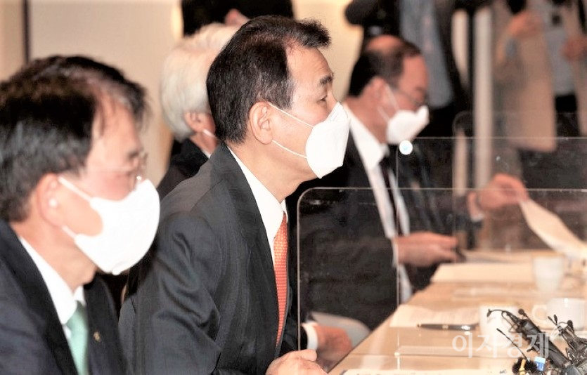 금감원은 최근 금융사에 ‘금소법 자체 점검안’을 배포했다. 정은보 금융감독원장이 10월 3일 서울 중구 은행회관에서 ‘금융지주회장단 간담회’에 참석해 발언하고 있는 모습. 사진=금융감독원