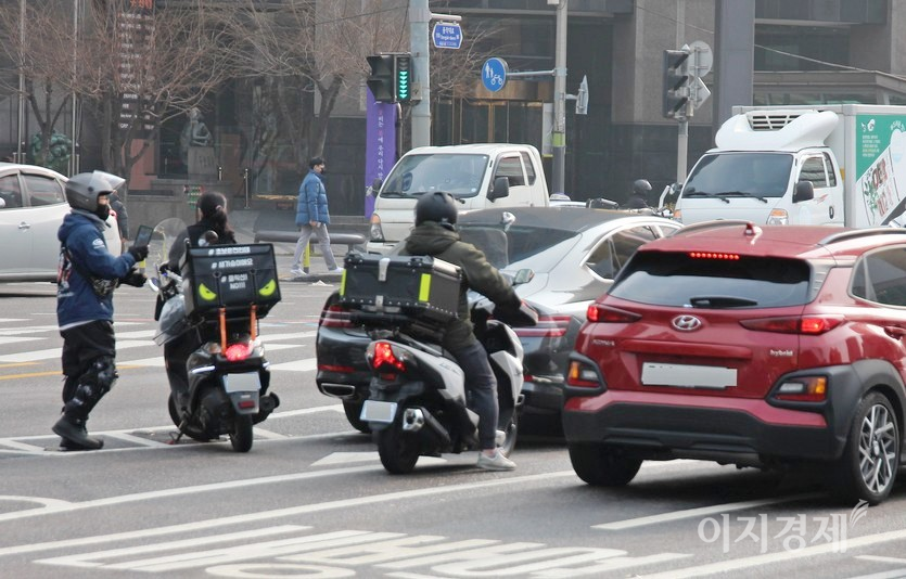 초보 이륜차 배달원이 벤츠 쿠페와 접촉사고를 냈다. 오토바이 뒤 짐상자에 ‘초보운전인데, 새가슴이예요’라는 문구가 있다. 사진=김진이 기자