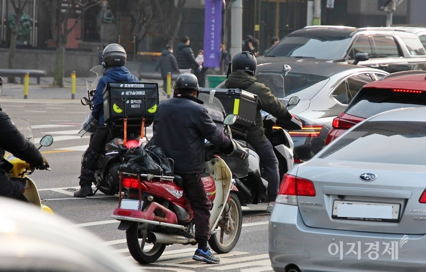 벤츠를 모는 여성 운전자와 배달원이 합의를 본 이후, 이륜차가 대거 접근해 벤츠를 에워쌌다. 사진=김진이 기자