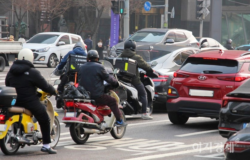 벤츠를 모는 여성 운전자와 배달원이 합의를 본 이후, 이륜차가 대거 접근해 벤츠를 에워쌌다. 사진=김진이 기자