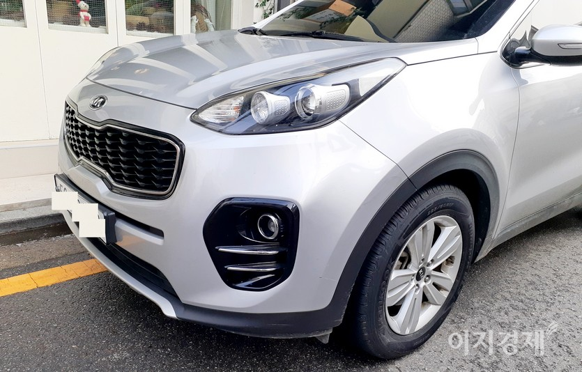 안나와 무디는 극 초반 레인지로버를 버리고 기아차의 은색 스포티지로 갈아탄다. 카메라는 사진처럼 스포티지를 잡는다. 사진=정수남 기자