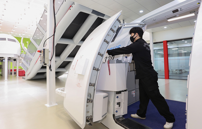 15일 김포공항 화물청사 티웨이항공 훈련센터에서 객실승무원들이 A330 안전훈련을 진행하고 있다. 사진=티웨이항공