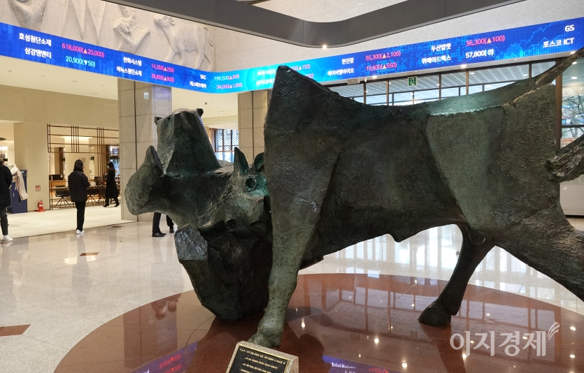 16일 미국 연방준비제도의 자산매입축소 가속화 결정으로 경계심리가 해소되면서 국내 코스피가 3000선을 탈환했다. 서울 여의도에 있는 한국거래소 전경. 사진=신광렬 기자