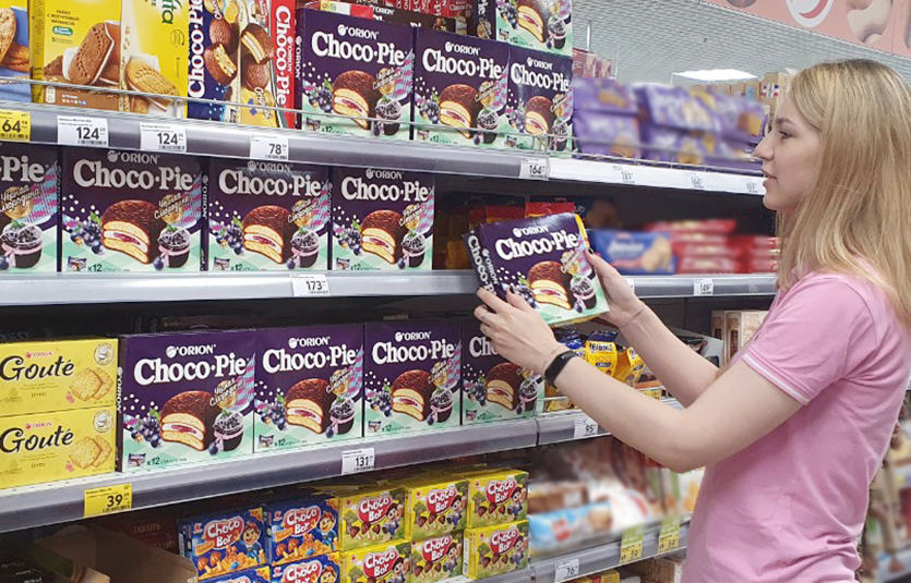 오리온의 4분기 영업실적 성장이 예상되고 있다. 오리온 러시아 제품 매장 진열 이미지. 사진=오리온