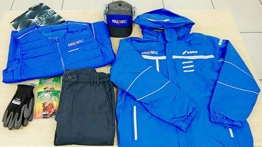 쿠팡은 쿠친 등 현장 직원에게 방한 모자, 목도리, 기모바지, 온열장갑, 손난로 등 다양한 방한용품을 지급했다. 사진=쿠팡