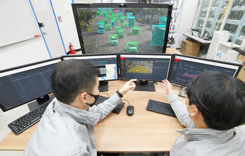 KT 연구원들이 양재 융합기술원에서 로드아이즈의 핵심 기능을 시험하고 있다. 사진=KT