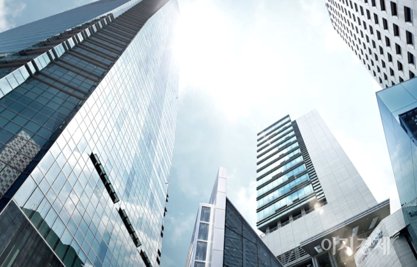 나스닥 급락으로 인한 투자심리 약화로 3000선 밑으로 떨어졌던 코스피가 외국인 매수세로 ‘삼천피’를 탈환했다. 서울 여의도에 있는 증권가 전경. 사진=이지경제