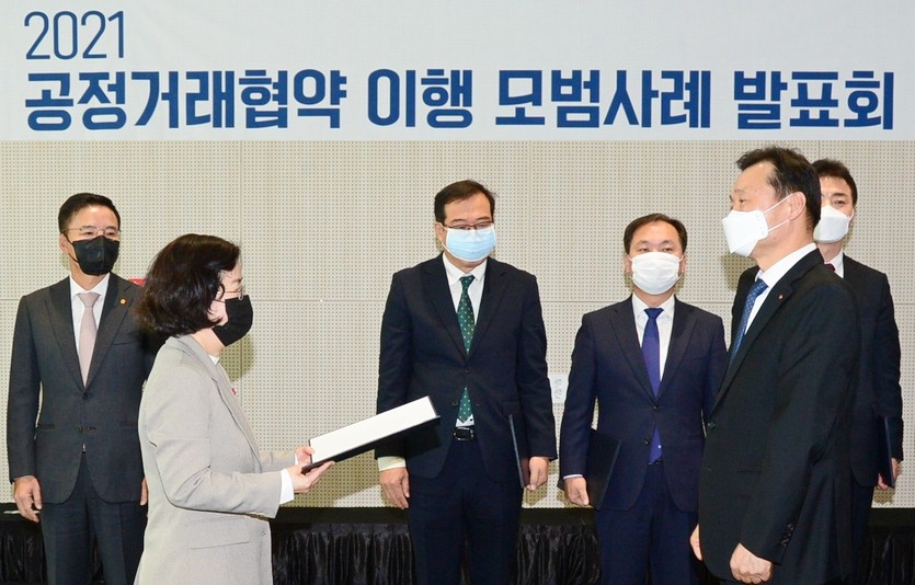 농심 이병학(오른쪽) 대표이사가 표창장을 받고 있다. 사진=농심