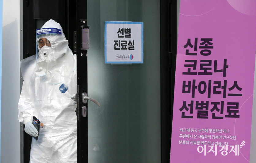 코로나19 신규확진자가 5일 연속 5000명대를 기록한 가운데 오미크론 감염자도 증가하고 있다. 방호복을 입은 코로나19 의료진. 사진=이지경제