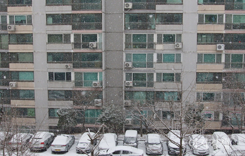 18일 현재 기상청이 수도권과 제주도 산간 등에 대설특보를 발효했다. 성남시 중원구에 많은눈이 내리고 있다. 사진=정윤서 기자
