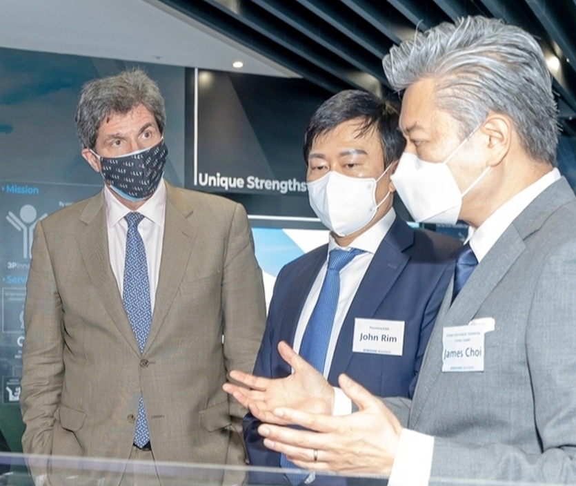 (왼쪽부터)호세 페르난데스 경제차관, 존 림 대표이사 등이 제임스 최 부사장의 설명을 듣고 있다. 사진=삼성바이오로직스