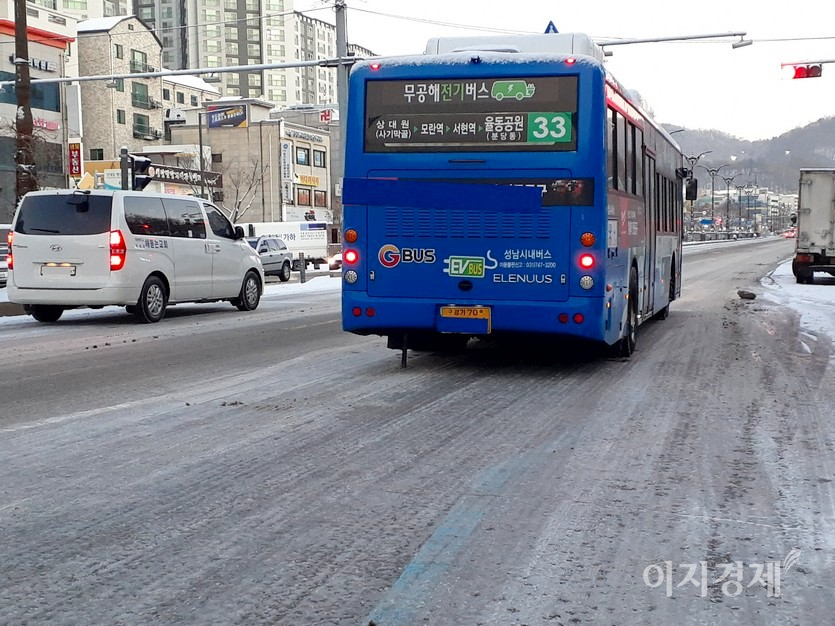 수정구와 중원구를 나누는 간선도로인 산성대로에 눈을 치우지 않았다. 맨 위 사진에서 경차가 주행로로 진입하려 하지만 쉽지 않다. 사진=김진이 기자
