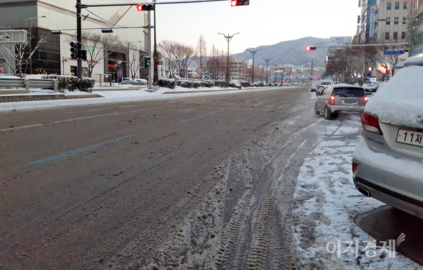 수정구와 중원구를 나누는 간선도로인 산성대로에 눈을 치우지 않았다. 경차가 주행로로 진입하려 하지만 쉽지 않다. 사진=김진이 기자
