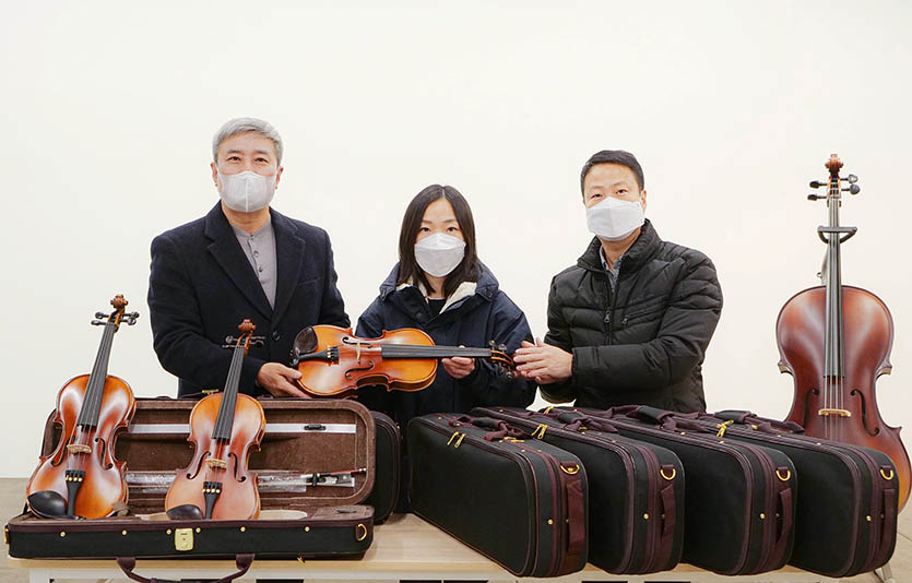 낙원악기상가와 함께걷는아이들이 이달 17일 암미신월지역아동센터에 첼로와 바이올린을 전달했다. 이날 악기 전달식에 참여한 (왼쪽부터) 협동조합 우리들의 낙원 유강호 이사장, 암미신월지역아동센터 생활복지사, 낙원악기상가 번영회 김명수 총무(근영악기 대표)가 기념촬영을 하고 있다. 사진=협동조합 우리들의 낙원