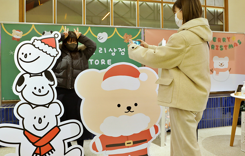 20일 롯데백화점 영등포점 ‘밤토리상점×사심굿즈’ 협업 매장에서 고객들이 상품을 구경하고 있는 모습. 사진=롯데백화점