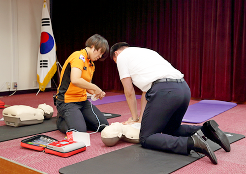 부영 직원이 소방교육에서 심폐소생술을 실시하고 있다. 사진=부영