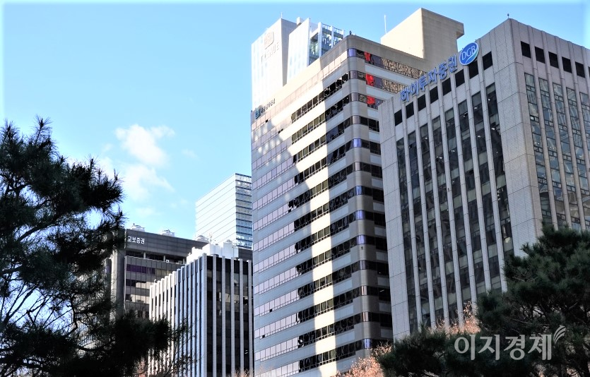 [이지경제=김수은 기자] 코스피가 외국인과 기관의 순매수로 장초반 상승세를 타고 있다. 서울 여의도에 있는 증권가 전경. 사진=신광렬 기자