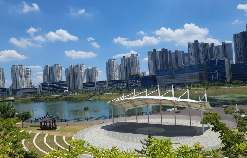 공원을 낀 아파트 인기가 높아 상대적으로 고가에 거래되고 있다. 사진은 중산지 호수공원