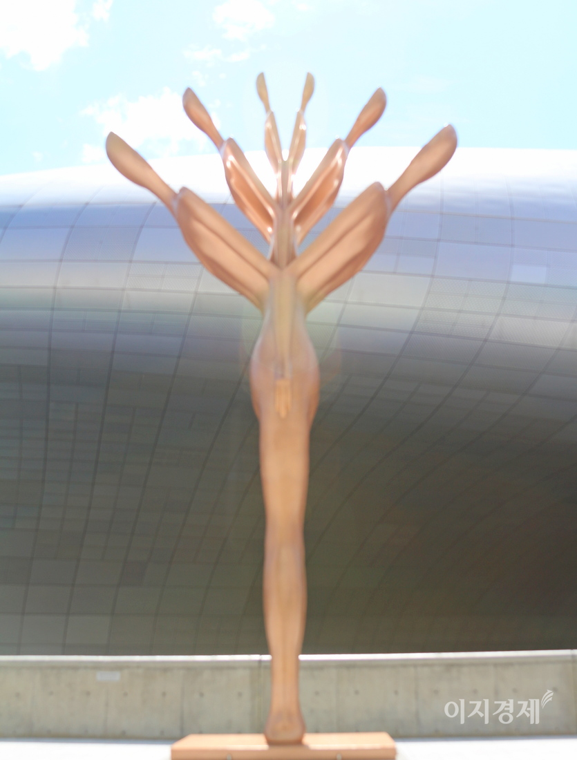 서울 동대문디자인플라자 앞 인도에 있는 황동 조형물. 사람이 갈라지면서 계속 사람이 나오고 있다. 사진=정윤서 기자