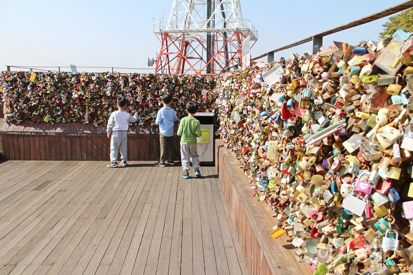 서울 N타워 전망대 자물쇠. 사랑하는 연인이 영원한 사랑을 약속하면서 이곳에 자물쇠를 채운다. 서울의 명소 중에 하나다. 사진=정윤서 기자