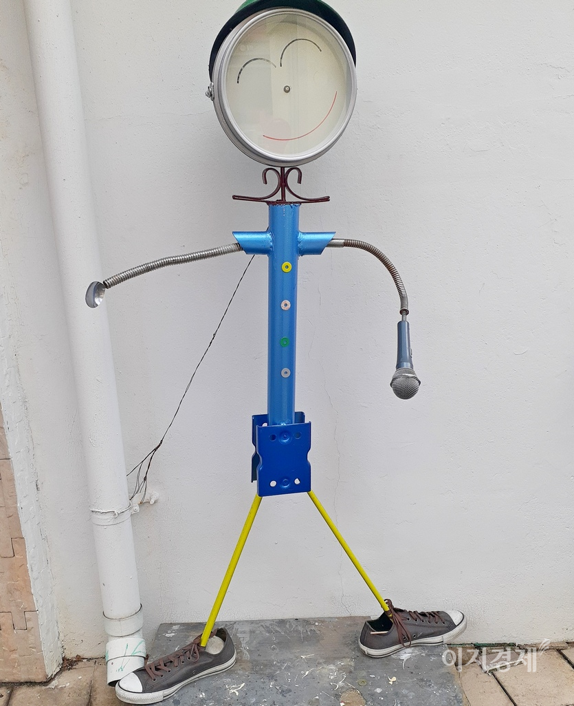 서울시 서초구 방배로 42길에 있는 한 점포 입구에 쓰레기를 활용한 조형물이 놓였다. 웃고 있다. 사진=정윤서 기자