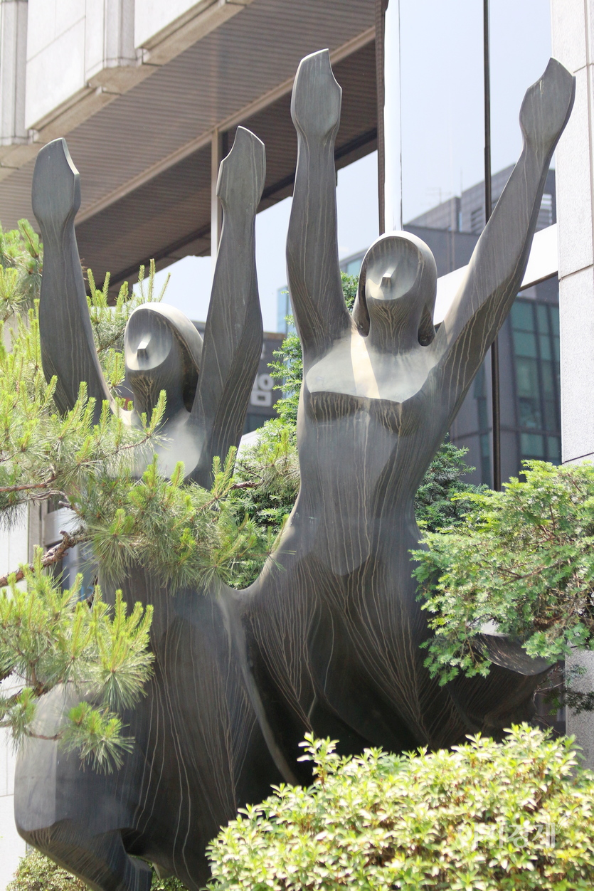 기업들도 조경을 위해 철 조형물을 설치하고 있다. 사진=정윤서 기자