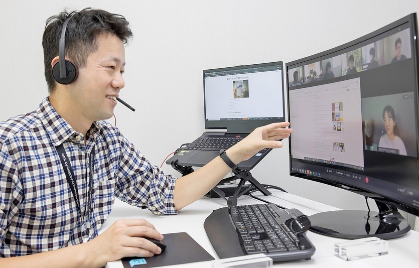 SSAFY 수료생이 기업 현장에서 실전형 인재로 인정받으면서, 채용 전형에서 이들을 우대하는 기업도 100곳에 달한다. SSAFY 수업 현장. 사진=삼성전자