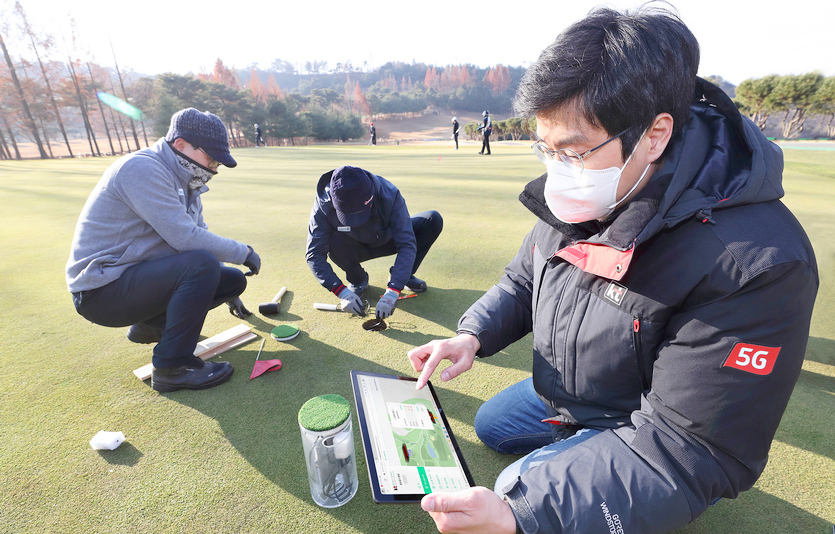 KT가 골프장 잔디 생육 관리에 디지털 혁신을 적용한 ‘스마트그린’ 서비스를 종신물산과 함께 개발하고 충북 충주시 중원골프클럽에 공급했다. 사진=KT