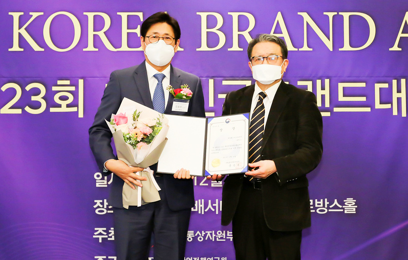 매일헬스뉴트리션 (왼쪽부터)김송수 마케팅 유닛장과 산업정책연구원 조동성 이사장이 시상식에서 기념사진을 찍고 있다. 사진=매일헬스뉴트리션