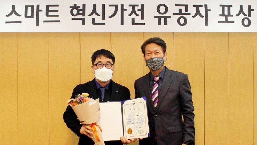 위니아딤채 이창익 담당이 산업부 장관상을 받고 기념사진을 찍고 있다. 사진=위니아딤채