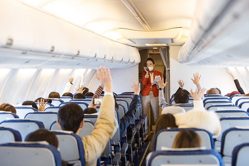 티웨이항공이 저장성 관광마케팅센터와 진행한 무착륙비행 기내에서 승무원과 탑승자들이 기내 이벤트를 함께하고 있다. 사진=티웨이항공