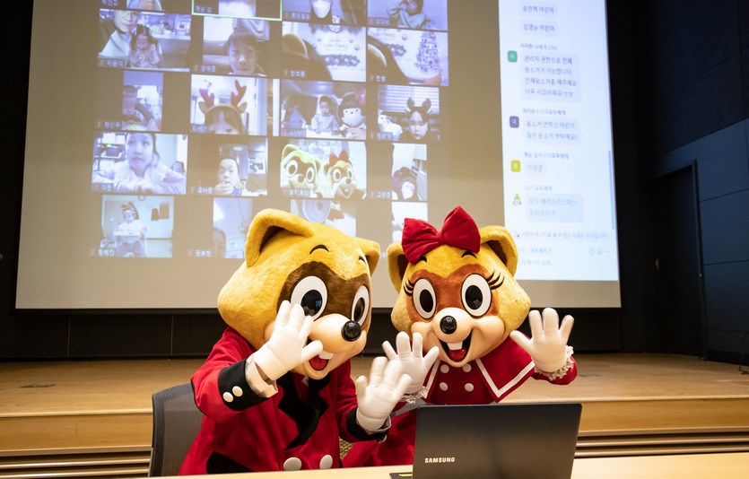 롯데월드는 보바스어린이의원을 찾아 '찾아가는 온라인 테마파크'를 진행했다. 사진=롯데월드