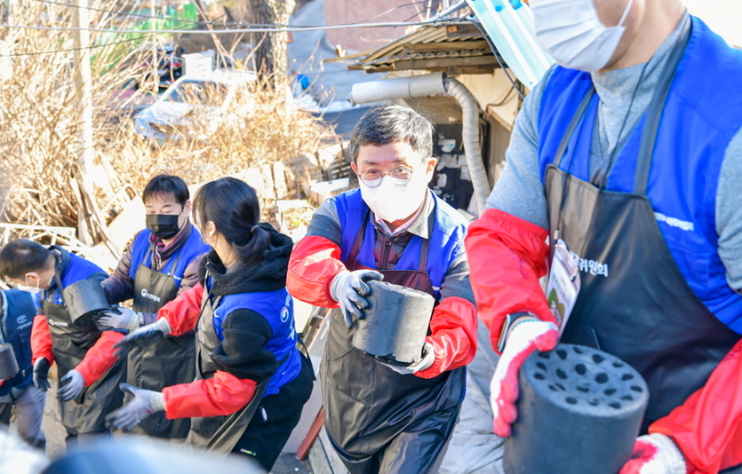 안도걸 기획재정부 차관, 김소연 봉사단장이 행복공감봉사단과 함께 연탄을 나르고 있다. 사진=동행복권
