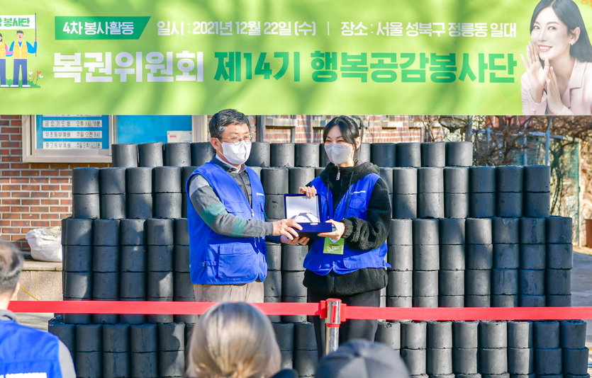 안도걸 차관이 해단식에서 김소연 단장에게 감사패를 전달하고 있다. 사진=동행복권