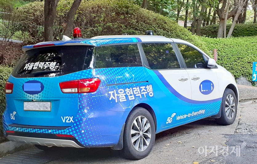 자율주행차가 상용화하면 택시 일자리가 크게 감소할 전망이다. 기아차 (위부터)카니발, 제네세스에 구현한 자율주행차량. 사진=정수남 기자