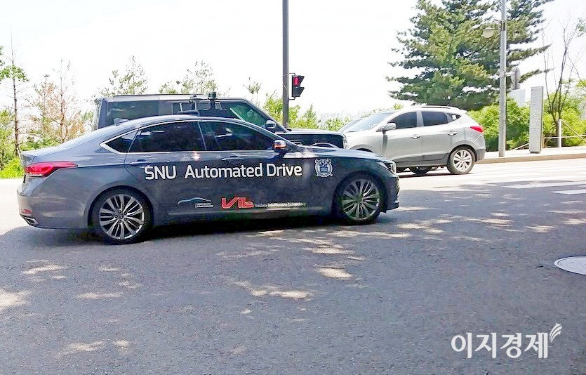 자율주행차가 상용화하면 택시 일자리가 크게 감소할 전망이다. 기아차 (위부터)카니발, 제네세스에 구현한 자율주행차량. 사진=정수남 기자