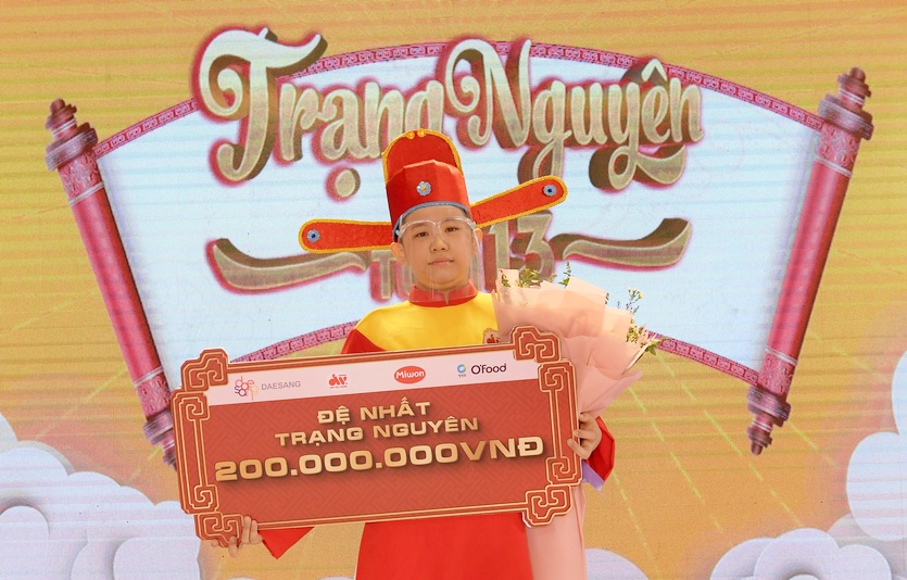 대상그룹이 베트남 청소년의 꿈을 지원하기 위해 후원한 장학퀴즈쇼에서 1등을 차지한 쓰엉 민 득 군이 기념사진을 찍고 있다. 사진=대상