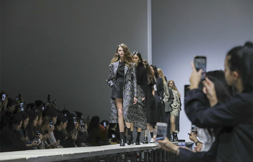 서울시가 ‘2022 춘계 서울 패션위크’를 내년 3월 18~23일 6일간 개최한다고 23일 밝혔다.  서울 패션위크 현장 패션쇼. 사진=서울시