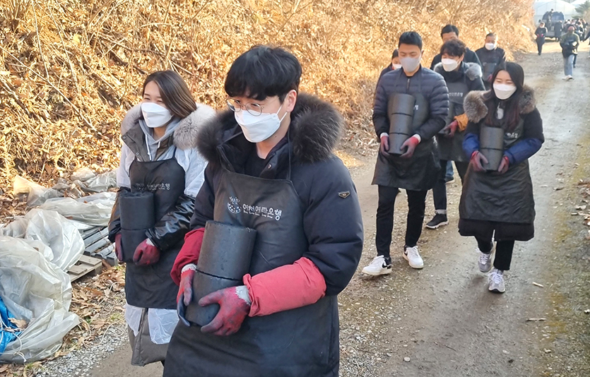 킨텍스는 경기 사회복지공동모금회,연천연탄은행과 함께 ‘2021 사랑의 연탄나눔’사회공헌사업을 진행했다. 사진=킨텍스