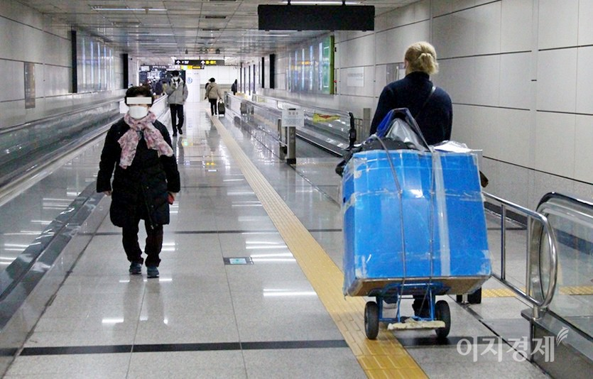 한 지하철 잡상인이 잡혔다. 시원찮은 판매로 어깨가 처졌다. 사진=정윤서 기자