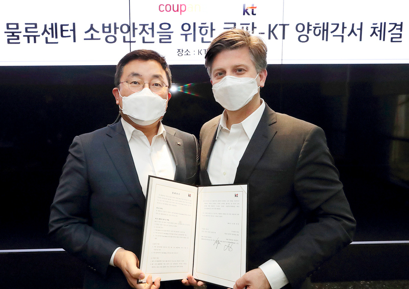 쿠팡 (오른쪽부터)라이언 브라운 총괄 부사장과 KT 송재호 부사장이 양해각서를 체결하고 기념사진을 찍고 있다. 사진=쿠팡