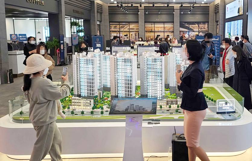 반도건설 ‘내포신도시 반도유보라 마크에디션’ 견본주택 모형도 관람 모습. 사진=빈도건설