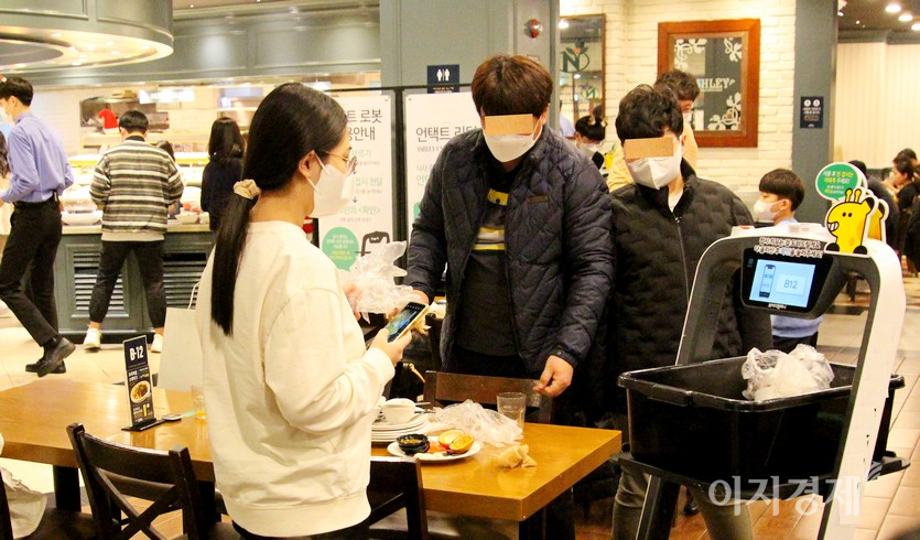 옆 식탁의 경우 식사를 모두 마치고 계산하기 전에, 푸드봇을 불러 이용한 그릇을 치우고 있다. 사진=김진이 기자