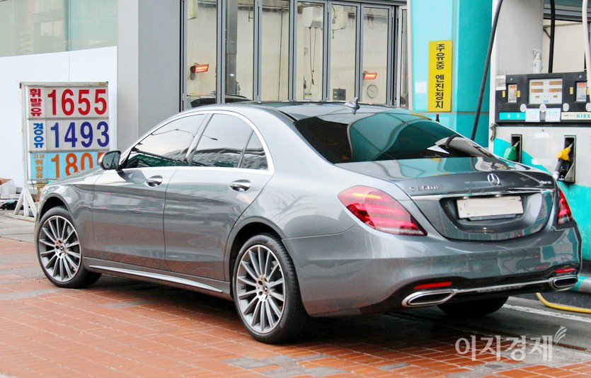 정부가 지난달 12일 유류세를 내렸지만, 인하 효과는 미미한 것으로 나타났다. 서을 방배동에 있는 주유소의 27일 유가 현황. 이날 전국 주유소 평균 가격보다 휘발유 27원, 경유 45원이 각각 비싸다. 사진=정수남 기자